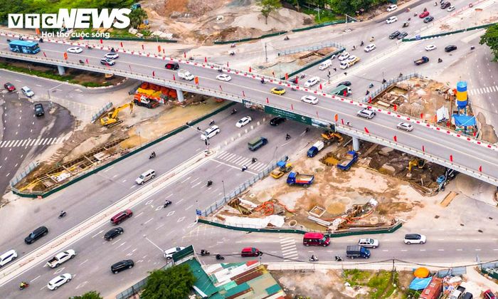 Theo thiết kế, hầm chui có tổng chiều dài khoảng 600m, trong đó hầm kín dài 100m, hầm hở khoảng 260m, phần tường chắn và gờ chắn bánh dài khoảng 240m. Công trình được thiết kế với quy mô 6 làn xe, hai đầu vuốt nối với đường Đàm Quang Trung và đường dẫn đầu cầu Vĩnh Tuy.