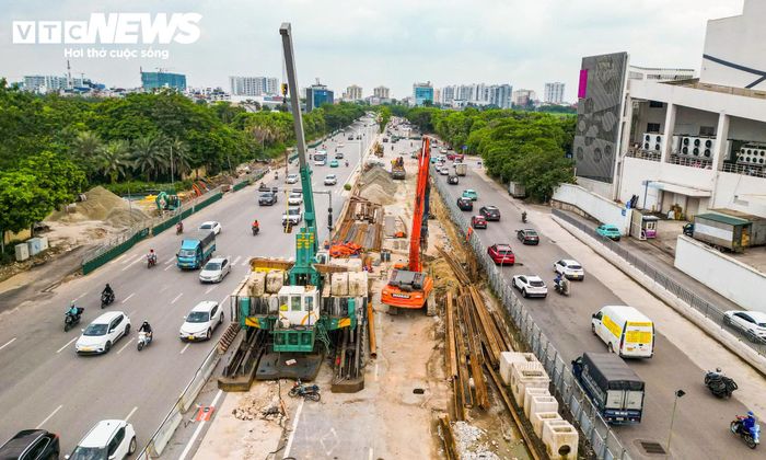 Các hạng mục xây dựng hầm chui hiện được triển khai khẩn trương. Chủ đầu tư cùng các nhà thầu huy động nhân lực, thiết bị và vật tư, tổ chức thi công liên tục, tăng ca, tăng kíp nhằm đẩy nhanh tiến độ nhưng vẫn phải bảo đảm an toàn và chất lượng công trình. Mục tiêu của dự án là phấn đấu thông xe kỹ thuật trước Tết Nguyên đán Đinh Mùi 2027.