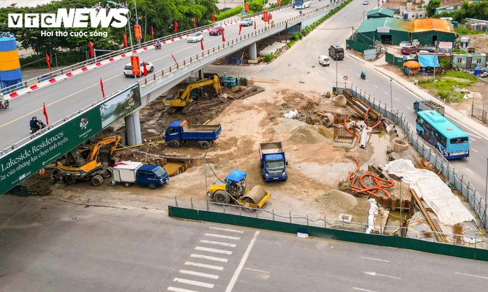 Trên công trường dự án có nhiều máy móc và công nhân làm việc tại các vị trí. Các đơn vị thi công đang triển khai theo hình thức cuốn chiếu, tập trung vào kết cấu hầm, đường dẫn và các hạng mục hạ tầng kỹ thuật.