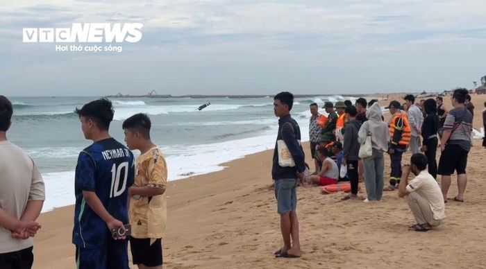 Sóng mạnh, gió lớn nên việc tìm kiếm du khách gặp nhiều khó khăn.
