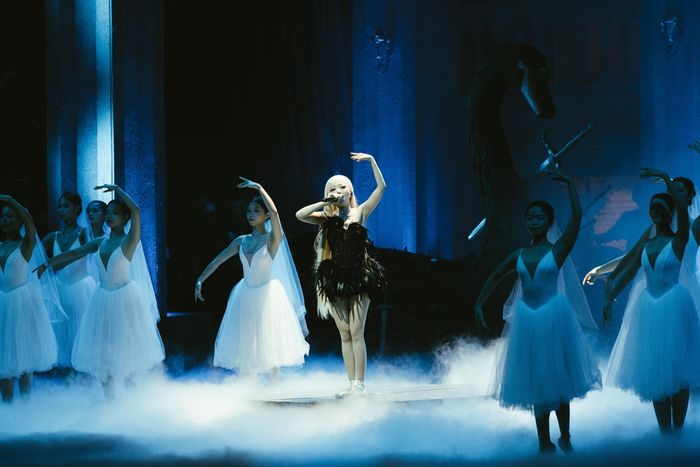 Phùng Khánh Linh dành thời gian tập ballet để chuẩn bị cho những tiết mục được dàn dựng riêng cho concert.