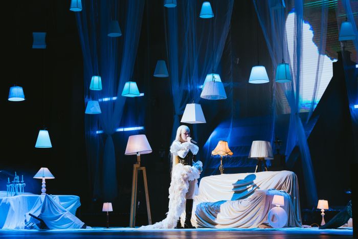 Nữ ca sĩ kết hợp âm nhạc với ballet, thời trang và vũ đạo để kể câu chuyện về những tổn thương và chữa lành.