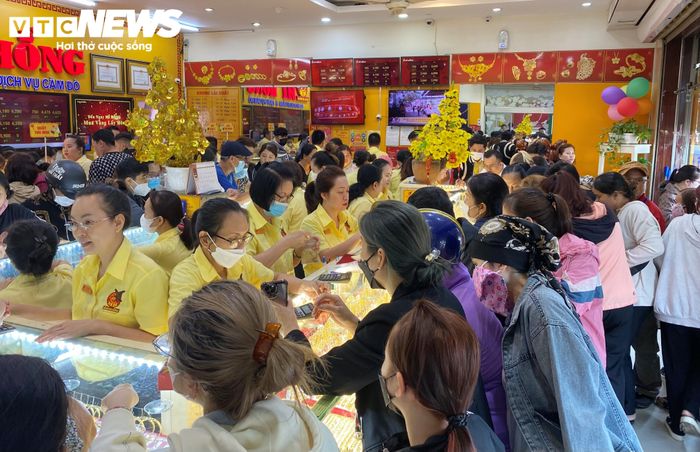 Tiệm vàng Mi Hồng luôn tấp nập khách giao dịch. (Ảnh: Đại Việt)