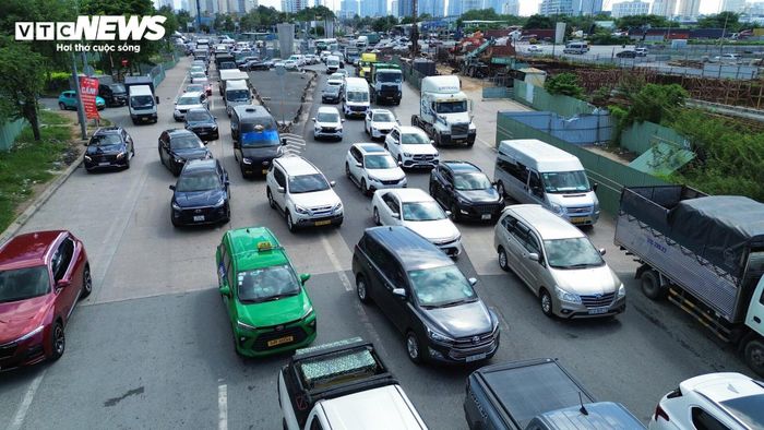Đoạn đường dẫn vào cao tốc TP.HCM - Long Thành - Dầu Giây từ nút giao An Phú đến đường Vành đai 2 hiện thường xuyên xảy ra ùn tắc do lưu lượng phương tiện lớn. Trong hình là tình trạng kẹt xe tại nút giao An Phú - đường dẫn cao tốc TP.HCM - Long Thành - Dầu Giây.