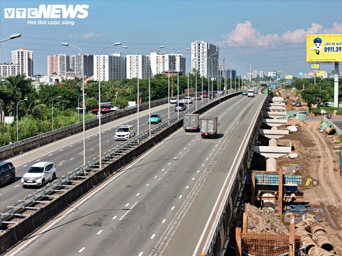 Việc mở rộng đoạn tuyến từ 4 lên 8 làn xe được triển khai nhằm tăng năng lực khai thác, đáp ứng nhu cầu giao thông ngày càng tăng trên trục kết nối này.