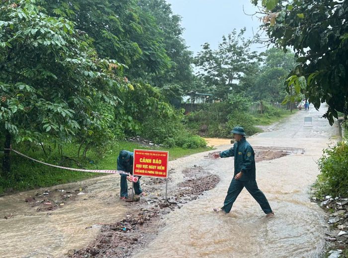 Lực lượng chức năng căng dây, dựng biển cảnh báo và bố trí lực lượng túc trực tại những điểm ngập sâu để đảm bảo an toàn cho người dân. (Ảnh: Ban Chỉ huy PTDS tỉnh Quảng Trị)