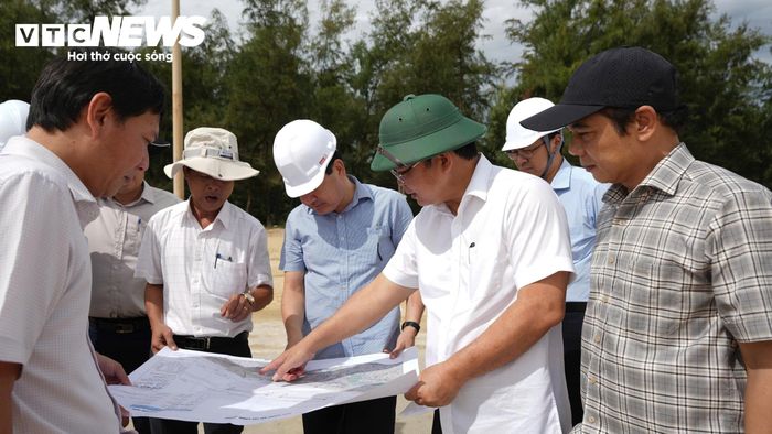 Chủ tịch UBND TP Huế kiểm tra tiến độ xử lý sạt lở bờ biển tại bãi tắm Thuận An (phường Thuận An). (Ảnh: Ngọc Hiếu)