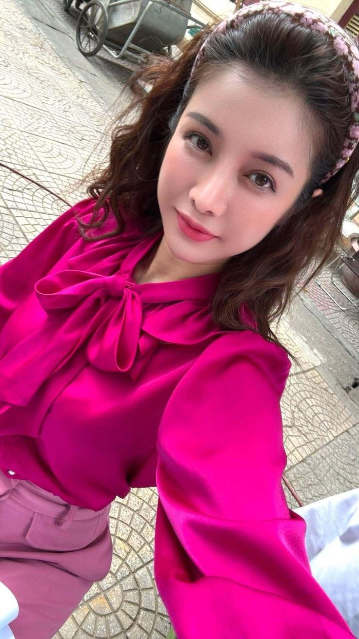 Tạo hình cô giáo dạy Hoá của Trình Mỹ Duyên nhận được nhiều lời khen từ khán giả.