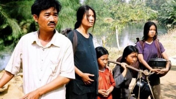 Thiên Tú đóng bé Ngô (ngoài cùng bên phải) trong phim “Áo lụa Hà Đông”.