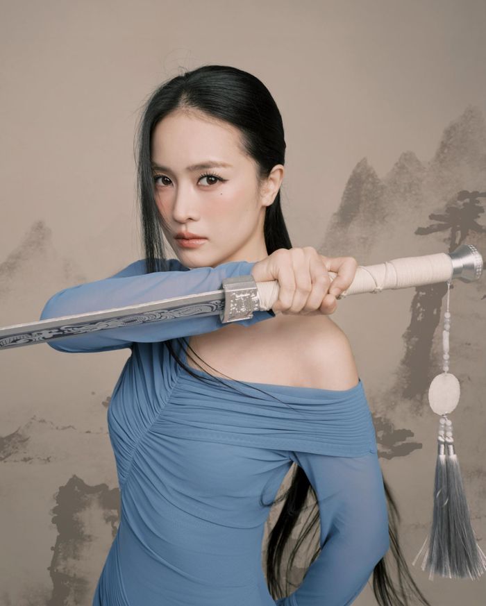 Thiên Tú được khen thăng hạng nhan sắc, tạo hình phảng phất thần thái của nữ hiệp trong phim cổ trang.