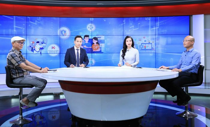 Các khách mời tham gia chương trình Hà Nội chuyển động với chủ đề “Xây dựng văn hóa ứng xử trên không gian mạng” do Cơ quan Báo và Phát thanh, Truyền hình Hà Nội thực hiện. Ảnh Quang Thái
