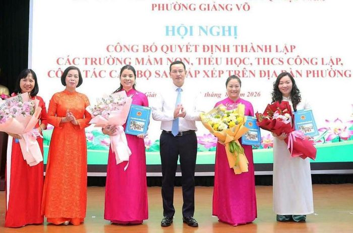 Lãnh đạo phường Giảng Võ trao quyết định bổ nhiệm Ban Giám hiệu mới tại các trường công lập trên địa bàn sau sắp xếp. Ảnh: Tiến Thành