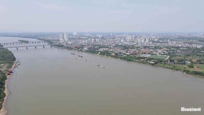 Quang cảnh sông Hồng đoạn qua địa bàn thành phố Hà Nội. Ảnh: Quang Thái