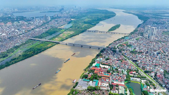 Quang cảnh sông Hồng đoạn đi qua thành phố Hà Nội. Ảnh: Phạm Hùng
