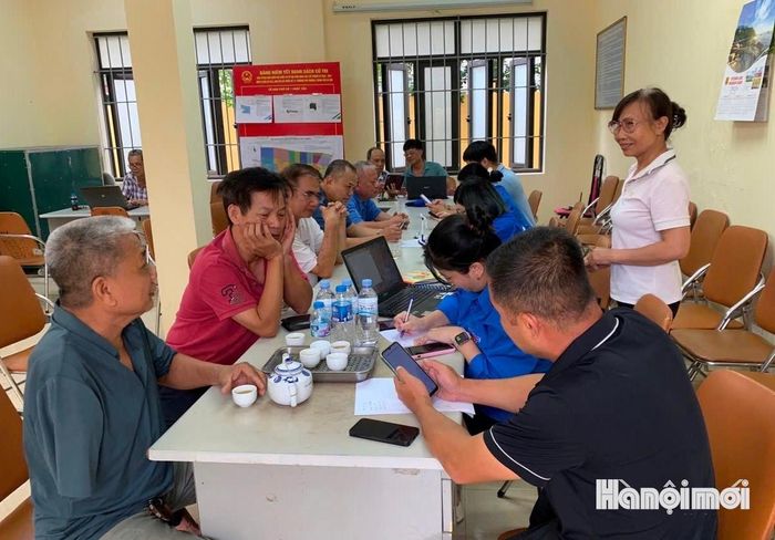 Không khí vui vẻ tại buổi hướng dẫn sử dụng Cổng Dịch vụ công của Đảng ở Chi bộ tổ dân phố Nhật Tảo 1. Ảnh: Tuệ Lâm