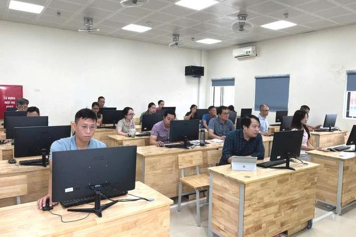 UBND phường tổ chức tập huấn cho đội ngũ cán bộ, công chức trên địa bàn theo tiêu chuẩn khung của thành phố. Ảnh: VM-QTG