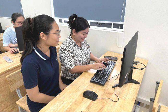 Phường Văn Miếu - Quốc Tử Giám xác định chuyển đổi số trước tiên là nâng cao năng lực cho đội ngũ cán bộ, công chức, viên chức trên địa bàn. Ảnh: VM-QTG