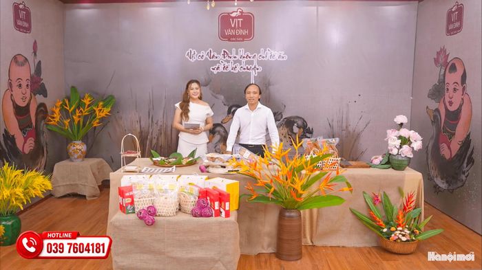 Phó Bí thư Đảng ủy, Chủ tịch UBND xã Vân Đình Nguyễn Ngọc Điệp tham gia phiên livestream giới thiệu đặc sản Vịt Vân Đình. Ảnh chụp màn hình.
