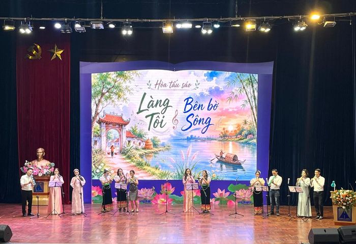 Các thầy, cô giáo biểu diễn báo cáo kết quả tập huấn. Ảnh: Lê Nguyễn