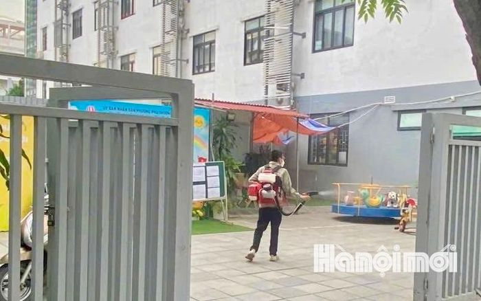 Trường Mầm non Phú Thượng tổ chức phun thuốc diệt muỗi trong khuôn viên nhà trường. Ảnh: Diên Vĩ