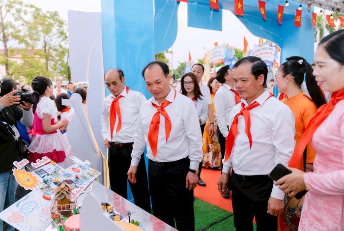 Lãnh đạo xã Đông Anh thăm các gian trại được trang trí sáng tạo, mang đậm dấu ấn của từng thôn. Ảnh: Mai Khôi