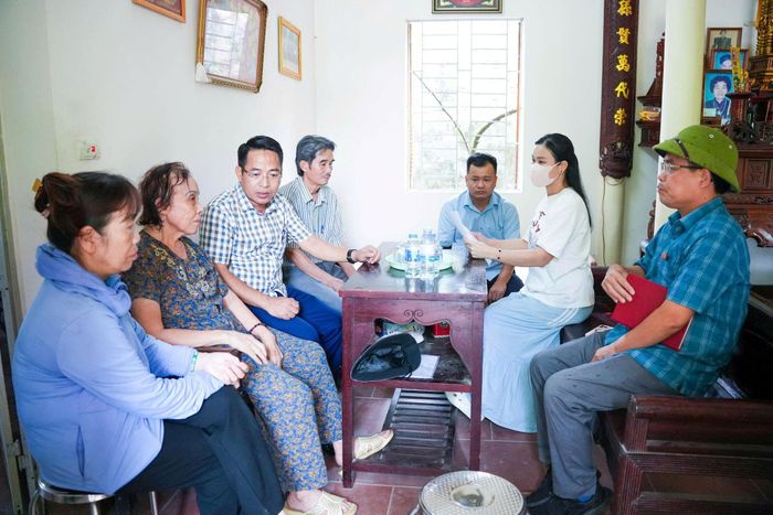 Tuyên truyền vận động người dân thực hiện dự án. Ảnh: Diệu Hương