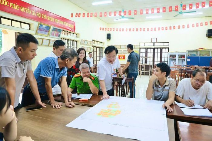 Chủ tịch UBND xã Phú Nghĩa Nguyễn Đình Sỹ làm Trưởng đoàn giám sát số 3 kiểm tra, chỉ đạo tháo gỡ khó khăn, vướng mắc trong làm sạch dữ liệu đất đai tại các thôn trên địa bàn. Ảnh: Hoài Lưu