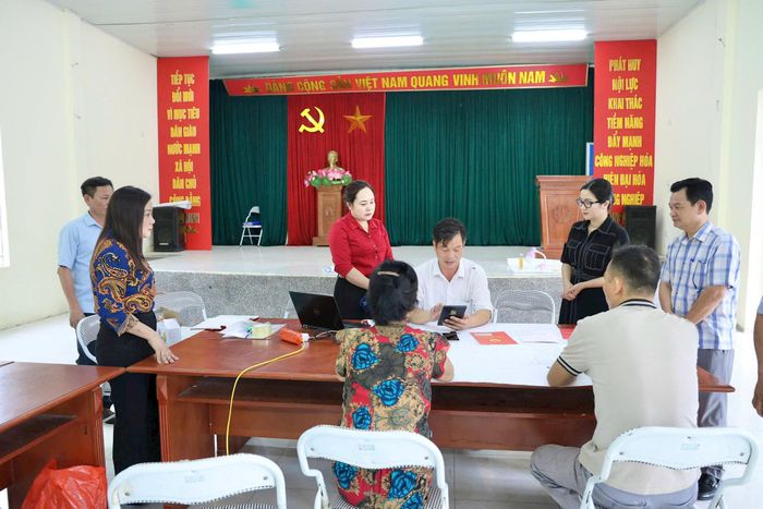 Thành viên Ban Chỉ đạo Chiến dịch xã Phú Nghĩa thường xuyên kiểm tra, hướng dẫn, tháo gỡ khó khăn, vướng mắc tại các thôn. Ảnh: Hoài Lưu