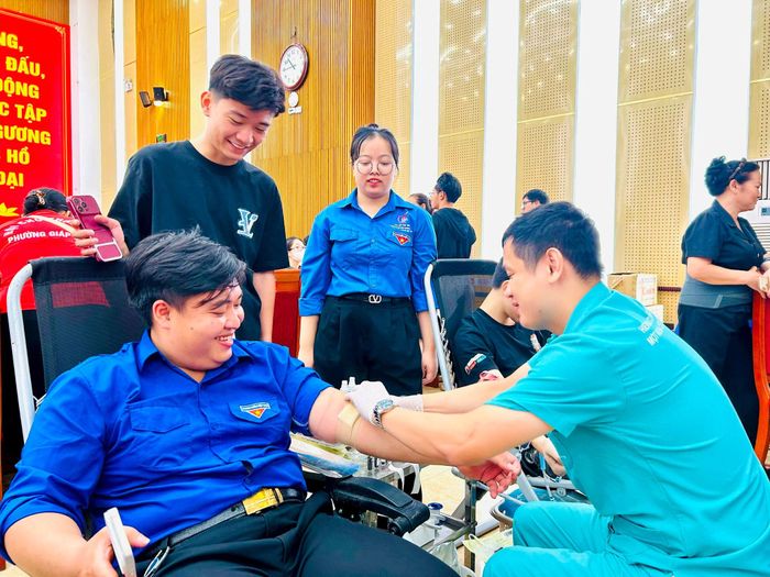 Anh Nguyễn Đức Thịnh, Bí thư Chi đoàn Tổ dân phố số 20 cùng vợ tham gia hiến máu tình nguyện. Ảnh: Trần Oanh.