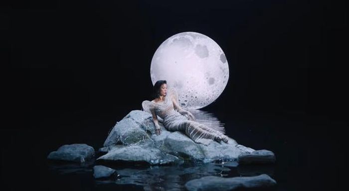 Hình ảnh ca sĩ Lệ Quyên trong MV "Giá như anh là em".