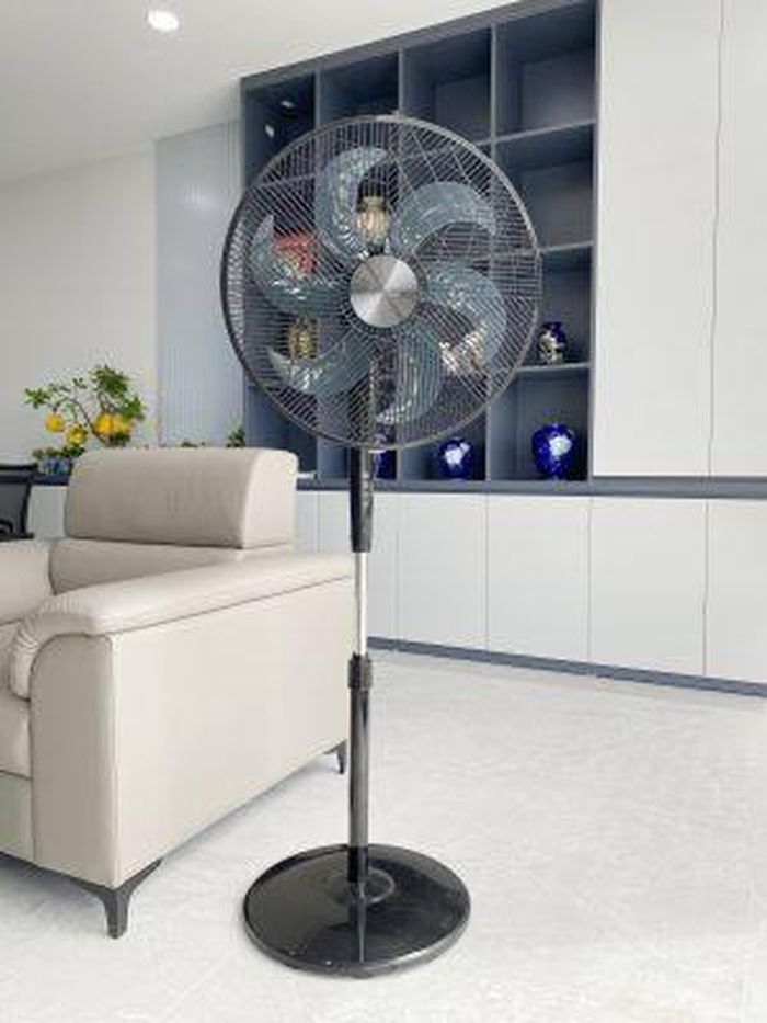 Quạt điện hay quạt máy là một thiết bị dẫn động bằng điện được dùng để tạo ra các luồng gió nhằm giảm sức nóng của cơ thể, hạ nhiệt, giúp con người cảm thấy mát, thoải mái.