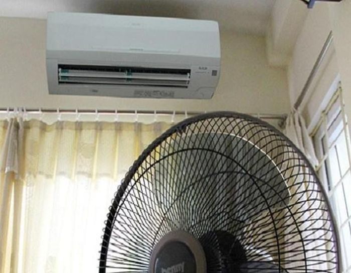 Bạn có thể khắc phục bằng việc kết hợp sử dụng quạt với các thiết bị làm lạnh khác như máy điều hòa để tạo ra một không gian thoải mái và mát mẻ hơn trong mùa hè.