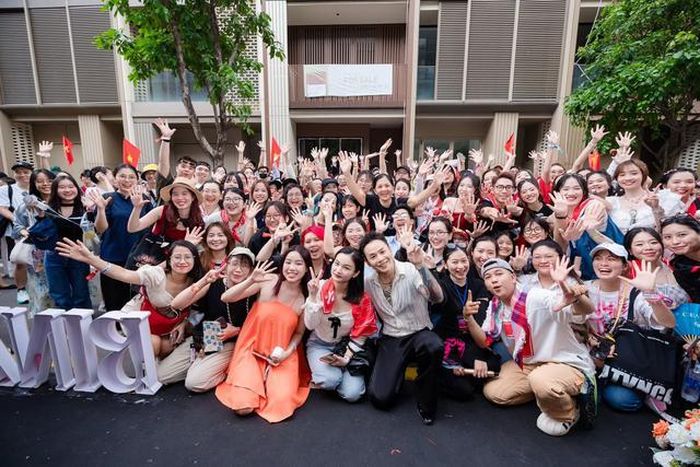 Rapper Binz và những người yêu mến anh.