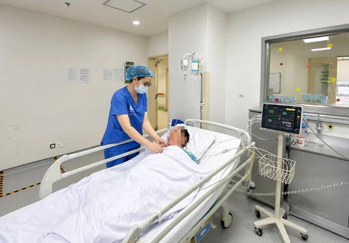 Bệnh nhân được hồi sức tích cực, truyền dịch, điều trị hỗ trợ chức năng gan, thận. Ảnh: BVCC