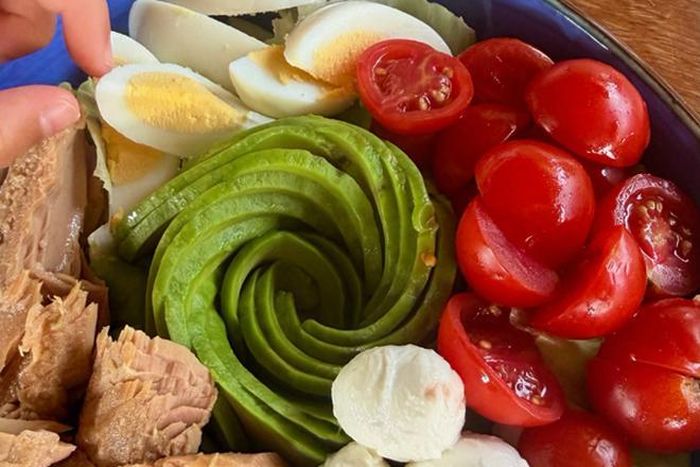 Khi trở về quê chồng, Hồ Ngọc Hà ghi lại những khoảnh khắc bình dị bên gia đình với những món ăn ngon của địa phương.