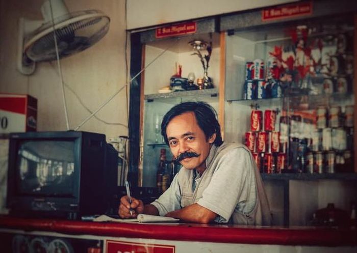 Nam đạo diễn kể về bức ảnh: "Nhìn râu ria khiếp hồn thế chứ hồi này ông già đang chạy xe du lịch Bắc Nam nuôi cả nhà, con cá mập trắng 9 chỗ 29H-2521 gắn liền với tuổi thơ anh em tôi. Đoạn này ông già không sinh hoạt nghệ thuật mấy, và cũng gần như không bao giờ có mặt ở nhà".