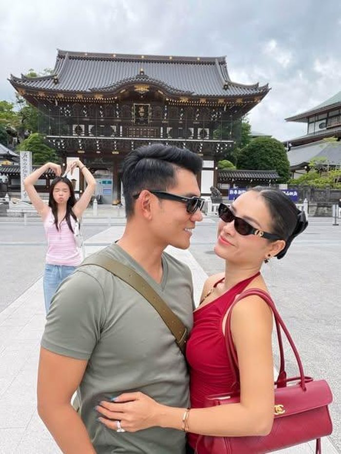 Gia đình ca sĩ Phương Trinh Jolie vừa kết thúc chuyến du ngoạn kéo dài 10 ngày tại Nhật Bản. Trong loạt ảnh vừa được nữ ca sĩ chia sẻ cho thấy chuyến đi thành công trong niềm vui của gia đình, đặc biệt là hai vợ chồng cô đã có những phút giây lãng mạn bên nhau.