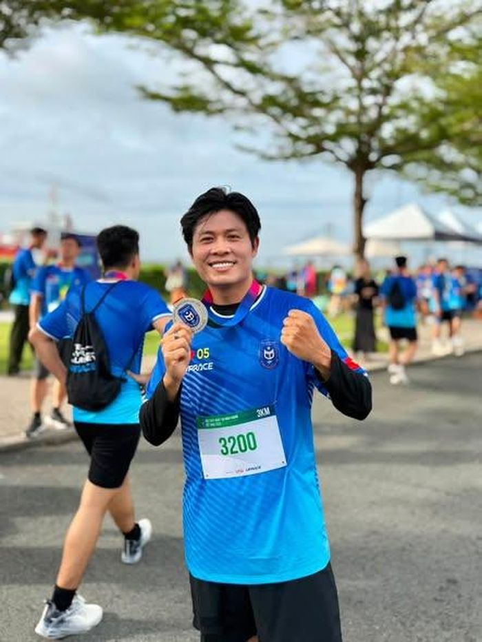 Nhạc sĩ Nguyễn Văn Chung hào hứng chia sẻ hình ảnh tham gia giải chạy và nhận huy chương kỷ niệm sau khi kết thúc giải.