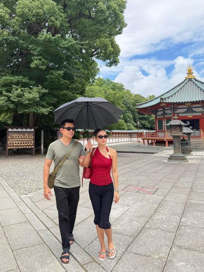 "10 ngày không quá dài, nhưng đủ để cả nhà có thêm thật nhiều kỷ niệm đẹp: Cùng nhau đi qua những thành phố mới, ngắm những cảnh đẹp lần đầu được nhìn thấy, ăn những món ngon, trải nghiệm những điều thật khác biệt… và quan trọng nhất là có thêm những khoảnh khắc chỉ thuộc về gia đình mình", Phương Trinh Jolie viết.