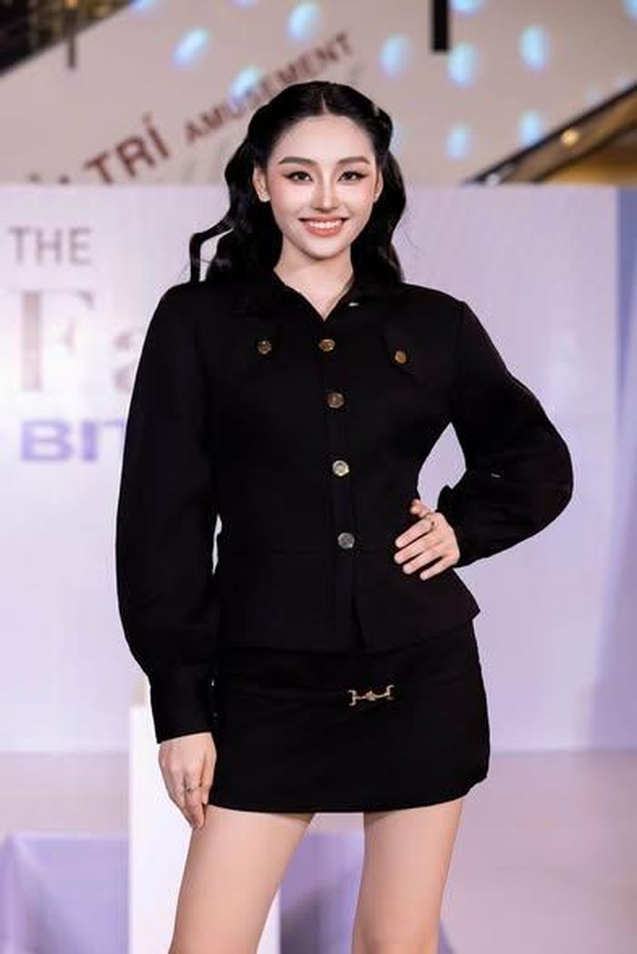 Hoa hậu Nguyễn Thị Yến Nhi thu hút sự chú ý khi tham dự một sự kiện. Nàng hậu tự tin khoe vóc dáng lý tưởng cùng nụ cười rạng rỡ đầy thần thái.