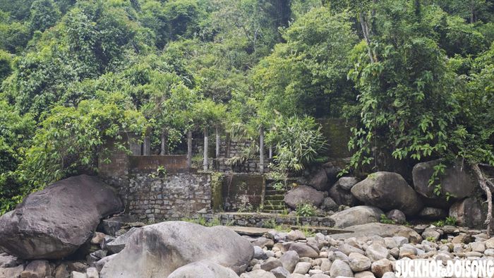 Những dấu tích của hoạt động kinh doanh trước đây vẫn còn nhưng xuống cấp theo thời gian, trong khi dự án mới chưa thể hoàn thiện. Ảnh: H.Dũng.
