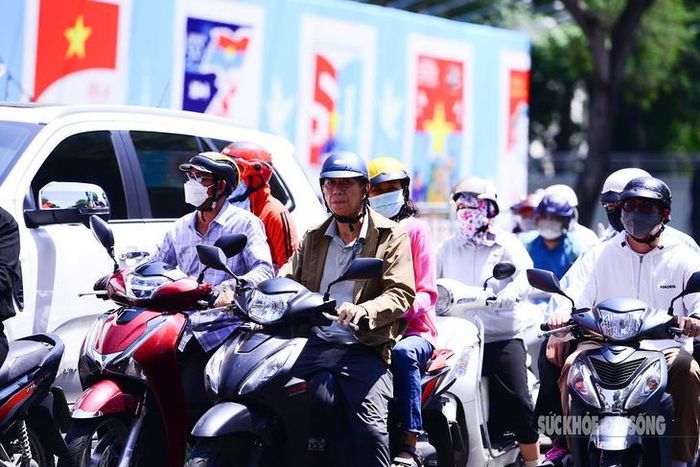 Nắng nóng gay gắt bao phủ miền Bắc, miền Trung. Ảnh: Tuấn Anh