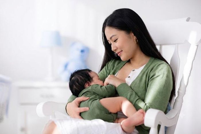 Nguồn sữa mẹ không chỉ là nguồn dinh dưỡng quan trọng với trẻ mà còn là sợi dây kết nối tình mẫu tử không thể thay thế.