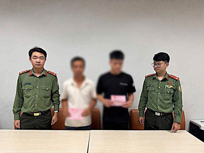 Chèo kéo hành khách tại sân bay Nội Bài để môi giới dịch vụ vận chuyển, hai người vừa bị lực lượng chức năng xử phạt. (Ảnh Công an cửa khẩu Cảng HKQT Nội Bài)