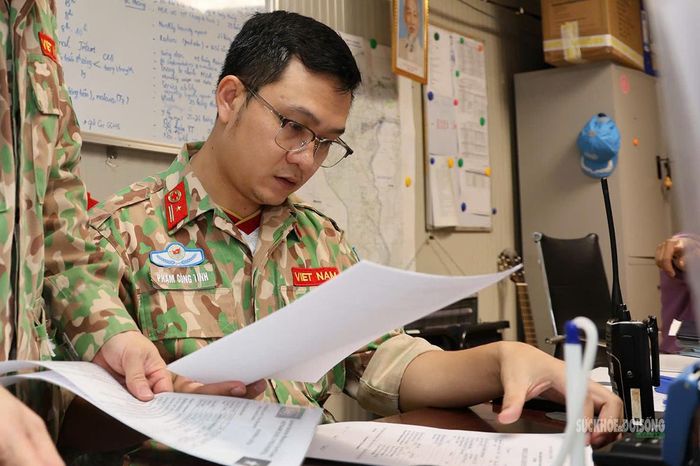 Hội chẩn trước quyết định chuyển tuyến. Ảnh: Văn Giang