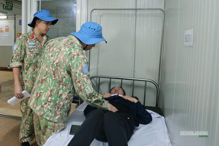 Kiểm tra bệnh nhân trước chuyến bay. Ảnh: Văn Giang