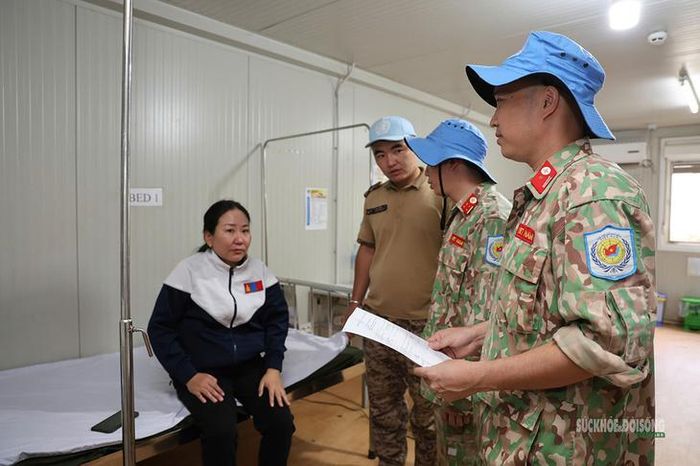 Tổ Cấp cứu đường không (AMET) thăm khám, kiểm tra tình trạng người bệnh, bảo đảm các điều kiện an toàn cho quá trình vận chuyển. Ảnh: Văn Giang