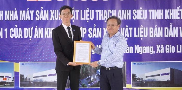 Ông Lê Đức Tiến, Phó Chủ tịch UBND tỉnh Quảng Trị trao Quyết định chấp thuận chủ trương đầu tư cho chủ đầu tư Dự án Khu liên hợp sản xuất vật liệu bán dẫn Vietnam Wafer. Ảnh: Tiến Nhất