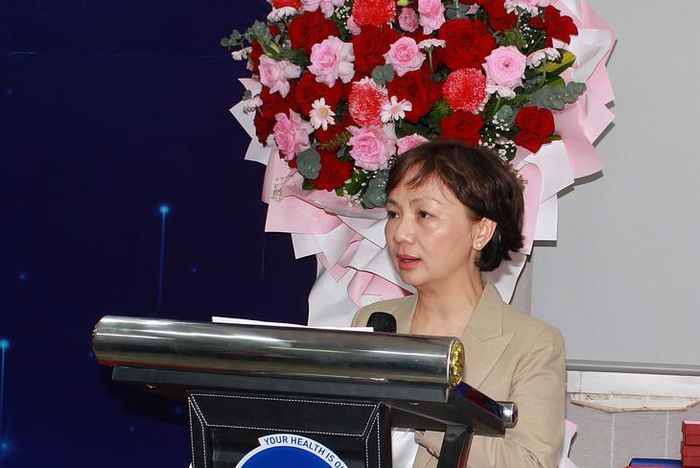 Bà Huỳnh Bích Liên - Phó Tổng Giám đốc Điều hành Hệ thống Bệnh viện Đa khoa Xuyên Á chia sẻ tại hội thảo. Ảnh: Mimosa.