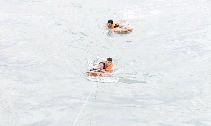 Nhờ bám vào chiếc phao cũ cùng với kỹ năng sinh tồn, cô gái 24 tuổi may mắn thoát chết sau 8 giờ trôi dạt trên biển. Ảnh: Ngọc Cường